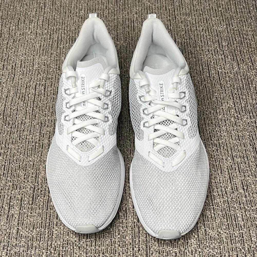 Nike zoom strike shoes size 9.5 AJ0188-100
